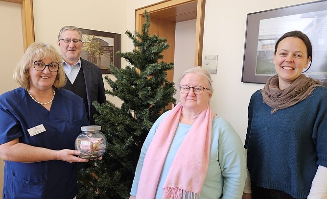 Silke M&uuml;ller, Superintendent Christian Beuchel, Annett Schubert und Julia Stein bei der &Uuml;bergabe der Spende/Regina Englert, Kirchenkreis M&uuml;hlhausen (Foto: Regina Englert)