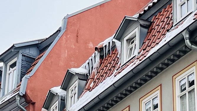 Eiszapfen hängen an den Dächern in Bad Langensalza (Foto: Eva Maria Wiegand) Eiszapfen hängen an den Dächern in Bad Langensalza (Foto: Eva Maria Wiegand)