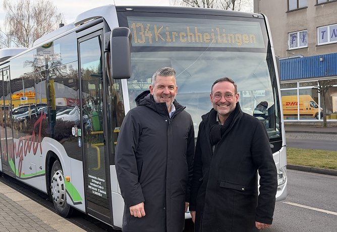 v.li.n.re Landrat des  Unstrut-Hainich-Kreis Thomas Ahke; Olaf Weingart (Omnibusbetrieb und Reiseservice e.K.) (Foto: Ronja Rothe)