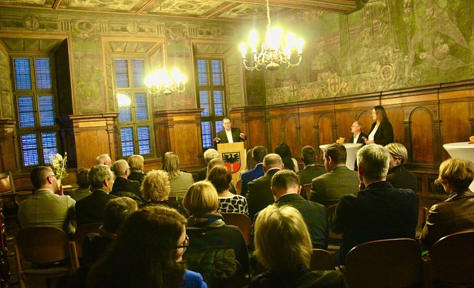 Ehrung verdienter Stadtr&auml;te im Ratssaal im Historischen Rathaus in M&uuml;hlhausen  (Foto: Eva Maria Wiegand)