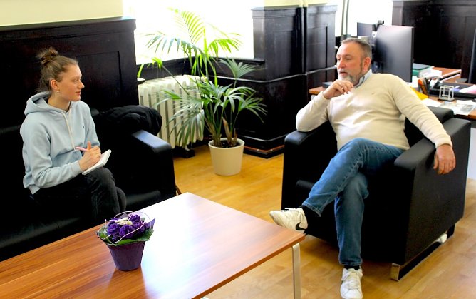 Foto re. B&uuml;rgermeister Matthias Reinz, Praktikantin Fiona Br&uuml;gge (li.) (Foto: Eva Maria Wiegand)