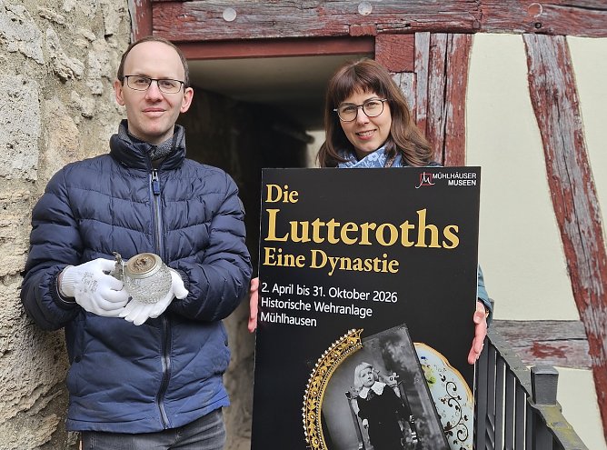 Die Kuratoren der Ausstellung Daniel Schweizer und Sarah P&ouml;nicke auf der Historischen Wehranlage (Foto: Matthias Nolte/M&uuml;hlh&auml;user Museen)