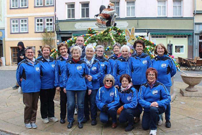Der Langensalzaer Marktbrunnen wurde von den Damen des SV Empor &ouml;sterlich geschm&uuml;ckt (Foto: Eva Maria Wiegand)