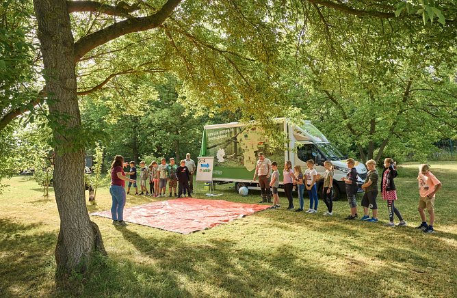 Ganz besondere Schultage haben Sch&uuml;lerinnen und Sch&uuml;ler, wenn das Urwald-Mobil an die Schule kommt - meist mit dabei: die F&Ouml;Jler und F&Ouml;Jlerinnen.  (Foto: Foto: Tino Sieland)