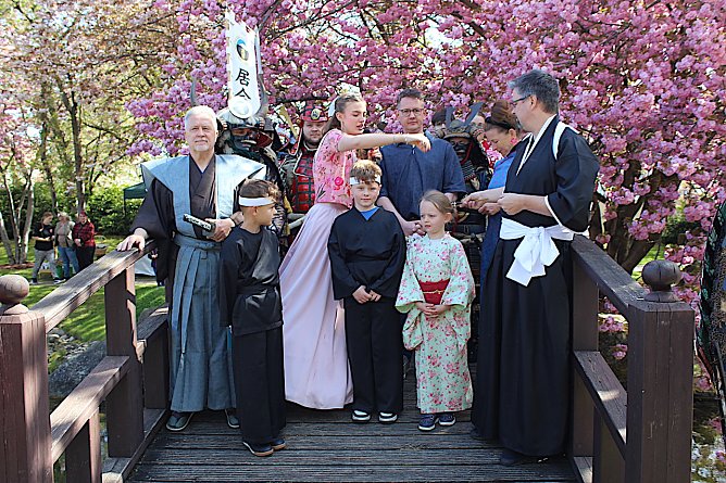 Rosenk&ouml;nigin Maxima kr&ouml;nt Kirschbl&uuml;tenprinzessin Tilda. Links neben ihr der neue Samurai Nils. (Foto: oas)