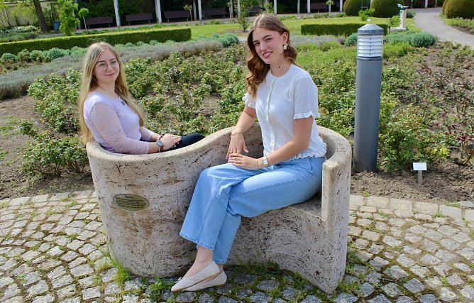 Leonie Kurzynoga (l.) besteigt im Juni den Rosenthron der Kurstadt. K&ouml;nigin Maxima (r.) dankt  nach zwei erfolgreichen Jahren zufrieden ab (Foto: Eva Maria Wiegand)