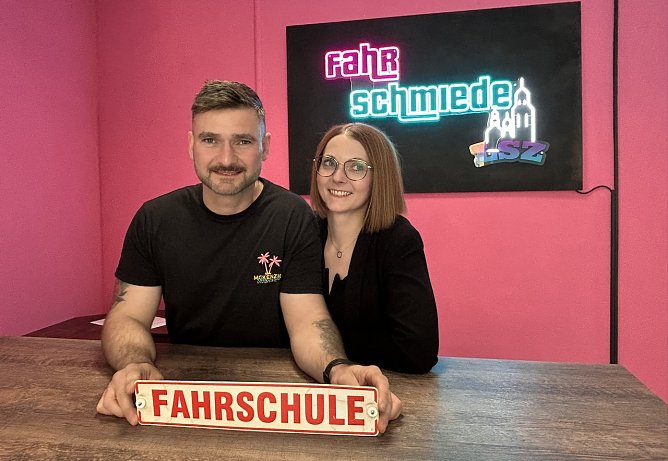 Inhaber und Neugr&uuml;nder Martin Sautscheck mit seiner Lebensgef&auml;hrtin zur Neuer&ouml;ffnung der Fahrschule LSZ Fahrschmiede LSZ (Steingrubenstra&szlig;e 6a) (Foto: Citymanagement Bad Langensalza)