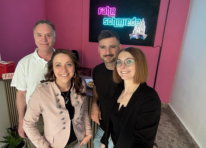 v.l.n.r. Karl-Friedrich Wartner (Eigent&uuml;mer), Sandra Czerniak (Citymanagement Bad Langensalza), Inhaber und Neugr&uuml;nder Martin Sautscheck mit seiner Lebensgef&auml;hrtin zur Neuer&ouml;ffnung der Fahrschule LSZ in der Immobilie der Steingrubenstr. 6a, welche nach &uuml;ber 20 Jahren Leerstand endlich wieder zu neuem Leben erwacht ist (Foto: Citymanagement Bad Langensalza)