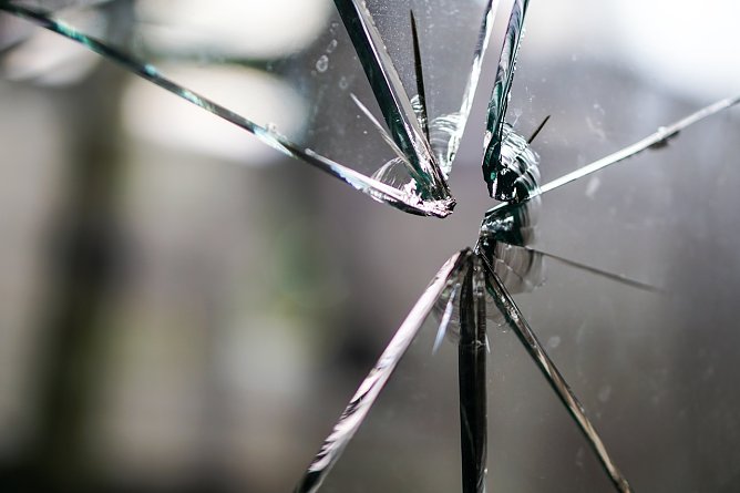 Symbolbild - kaputte Fensterscheibe (Foto: Pixabay-kirahoffmann)