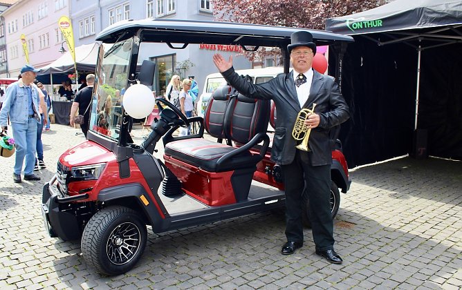 G&auml;stef&uuml;hrer Knut Seifert mit dem Golf-Car (Foto: Eva Maria Wiegand)