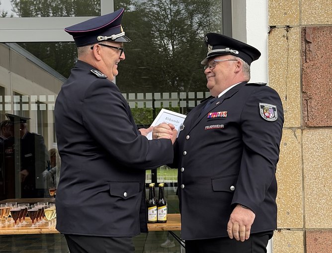 Kamerad Uwe Kruse (re. im Bild) wurde f&uuml;r sein langj&auml;hriges Engagement geehrt (Foto: LRA Unstrut-Hainich-Kreis)
