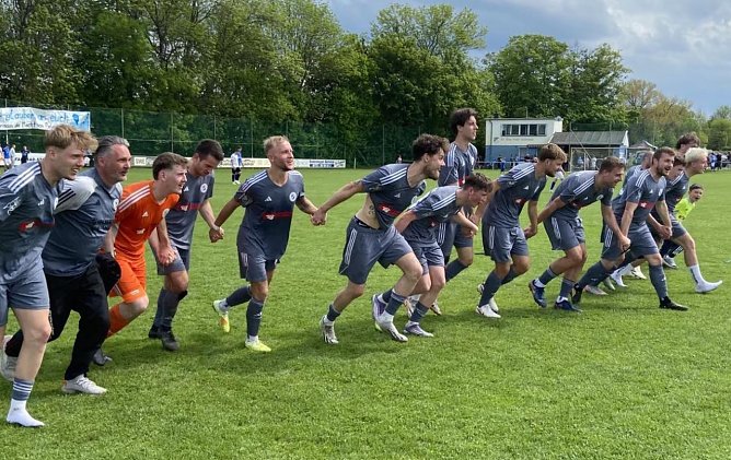 Jubel bei der Preu&szlig;en-Elf nach dem wichtigen Ausw&auml;rtssieg in B&uuml;&szlig;leben (Foto: B.Harbauer)
