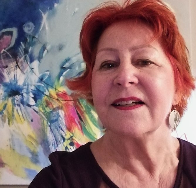 K&uuml;nstlerin Gudrun Anlauft vor einen ihrer Werke (Foto: Gudrun Anlauf )