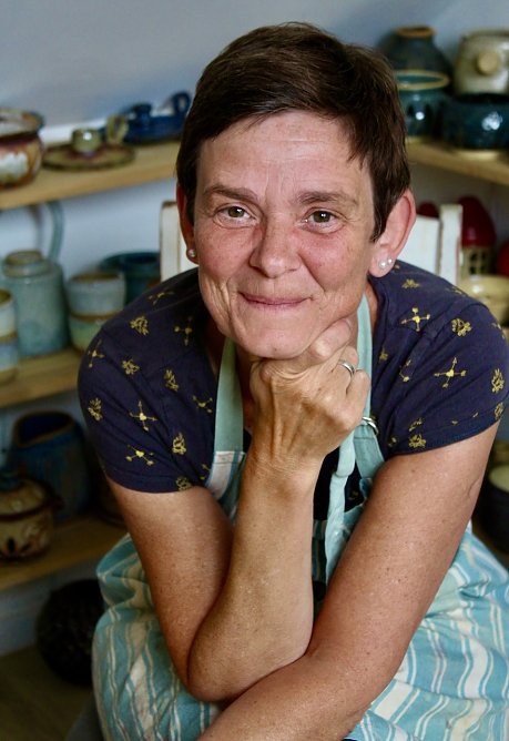 Yvonne Siemoleit in ihrem T&ouml;pferatelier untern Dach in Weberstedt (Foto: Eva Maria Wiegand)