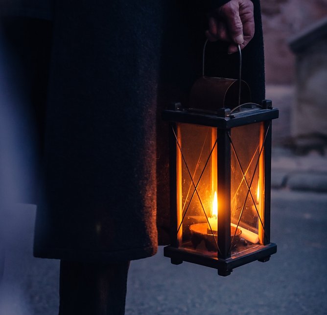 Symbolbild Nachtw&auml;chter (Foto: Pixabay-schuetz-mediendesign-lamp)