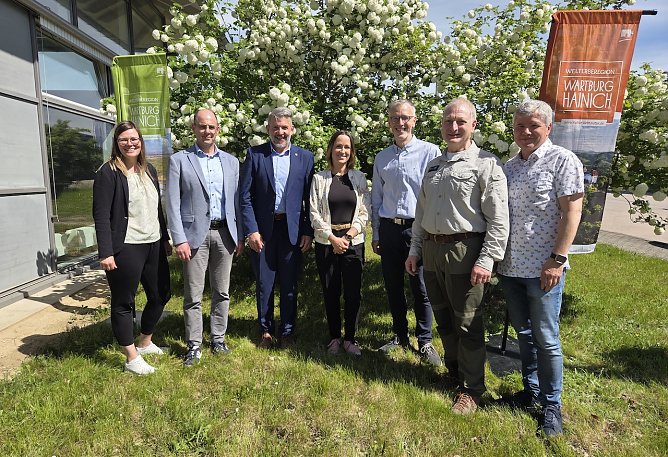 Gesch&auml;ftsf&uuml;hrender Vorstand des Welterberegion Wartburg Hainich � v.l. Gesch&auml;ftsstellenleiterin Anne-Katrin Ibarra Wong, Michael Reinz (B&uuml;rgermeister der Stadt Treffurt), Thomas Ahke (Landrat des Unstrut-Hainich-Kreises), Christin B&auml;renklau (Vorsitzende der VG Hainich-Werratal), Uwe M&uuml;ller in Vertretung f&uuml;r Claudia Wilhelm (Naturpark Eichsfeld-Hainich-Werratal), R&uuml;diger Biehl (Leiter des Nationalparks Hainich), Bernd Montag (Werkstattleiter des Diakonie Doppelpunkt e.V.) (Foto: Welterberegion Wartburg Hainich e.V. )