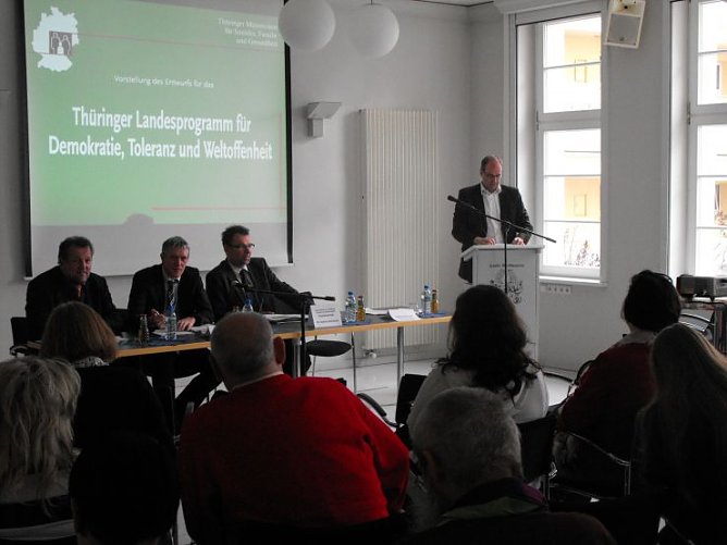 Vorstellung des Entwurfes zum neuem Landesprogramm gegen Rechtsextremismus (Foto: Angelo Glashagel)