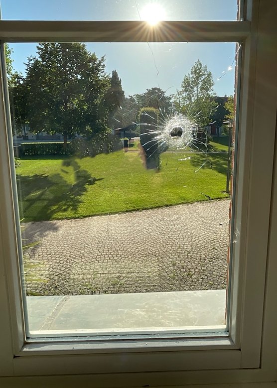 Bild: Fensterscheibe mit Schussloch