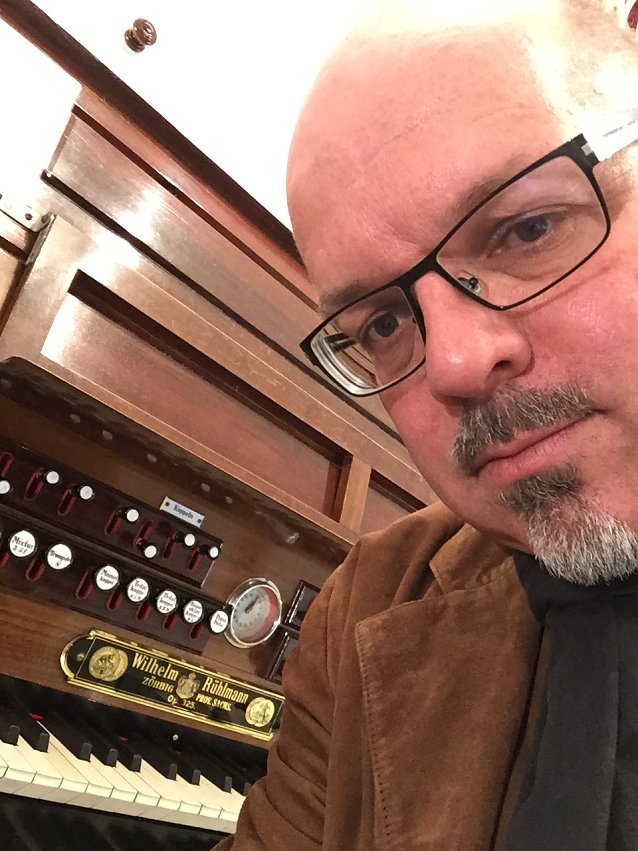 Bild: Christian Kropp wird zum Konzert TastenSchabernack auf der R&uuml;hlmann-Orgel spielen. 