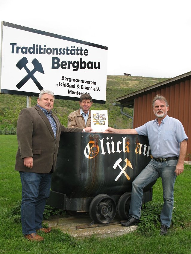 Bild: (v. r.) Landrat Harald Zanker &uuml;bergibt dem stellvertretenden B&uuml;rgermeister der Gemeinde Menteroda, Uwe Trautvetter, und dem Mitarbeiter der Gemeindeverwaltung einen Zuwendungsbescheid mit welchem die Finanzierung der Studie nun gesichert ist.