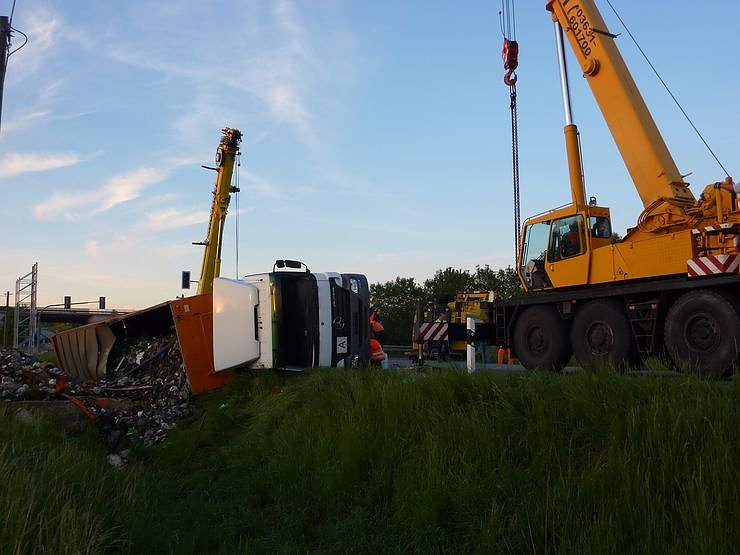Umgekippter Lkw blockierte B4