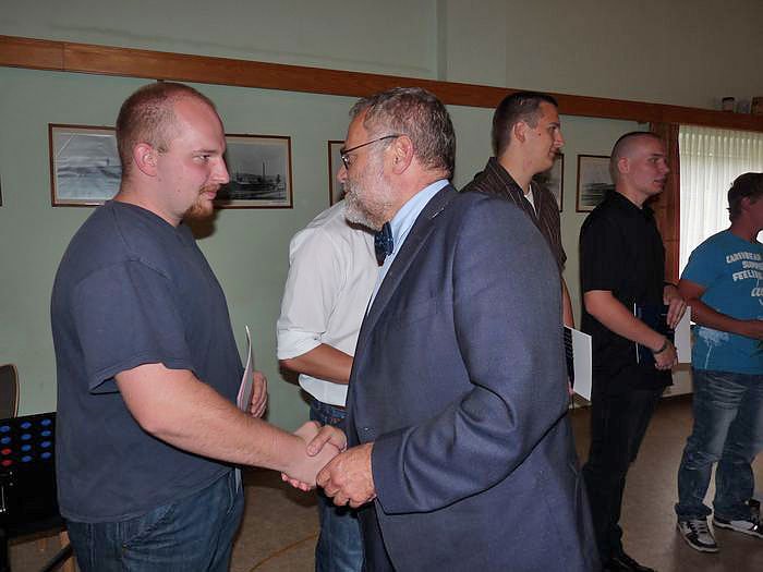 Zeugnisse &uuml;bergeben