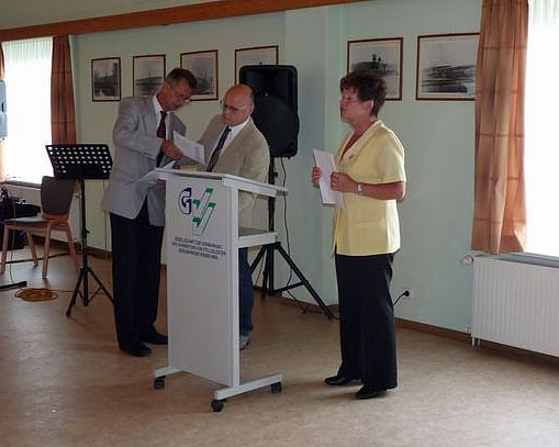 Zeugnisse &uuml;bergeben