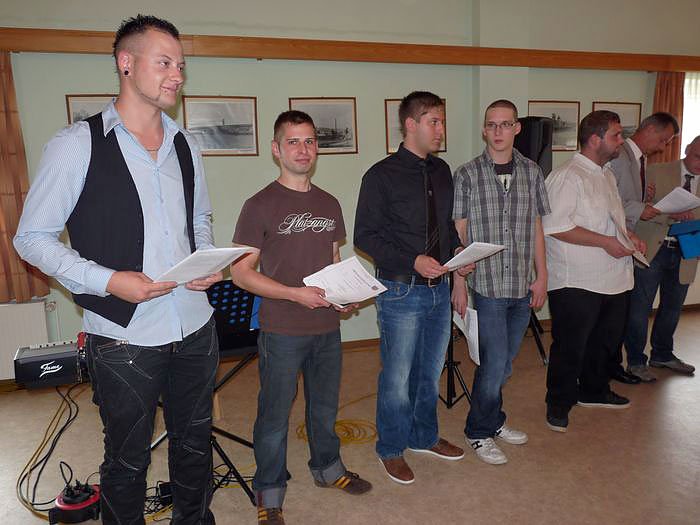 Zeugnisse &uuml;bergeben