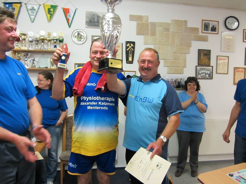 Manfred Weber (Vorsitzender SV "Aktivist" Sollstedt) &uuml;bernimmt stolz den Wanderpokal der Kegelmannschaften der ehemaligen S&uuml;dharz-Kaliwerke