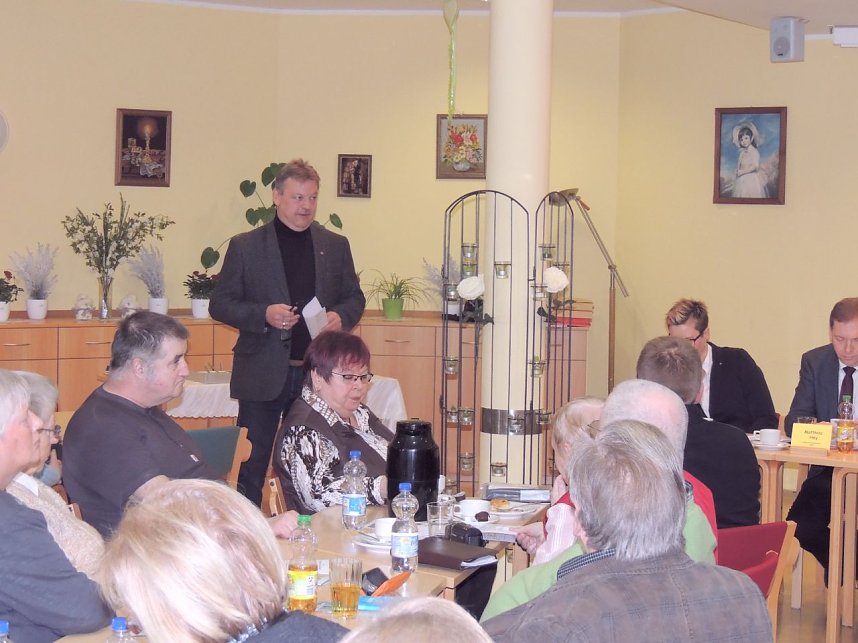 &Uuml;bergabe der Bauschutzbrillen an Abgeordneten des Landtages