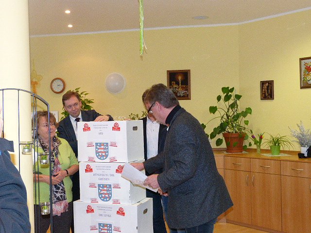 &Uuml;bergabe der Bauschutzbrillen an Abgeordneten des Landtages