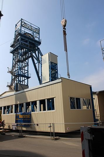 Neue Seilfahrtsbr&uuml;cke wird montiert