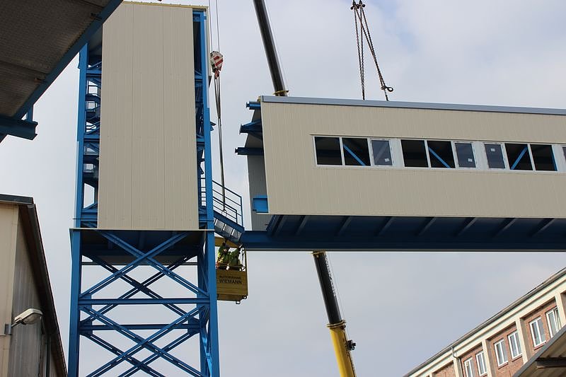 Neue Seilfahrtsbr&uuml;cke wird montiert