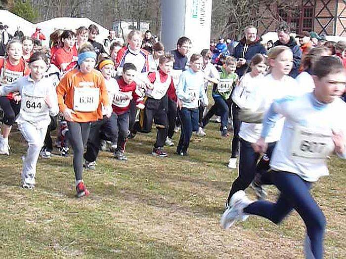 Kinder und Jugendliche beim Possenlauf