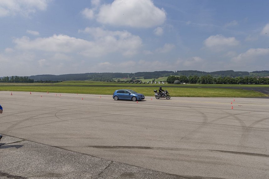 Bremstest: Pkw gegen Motorrad: Eine echte &Uuml;berraschung: der Golf bremste mit 23,2 Meter klar besser als die BMW 1200 GS.