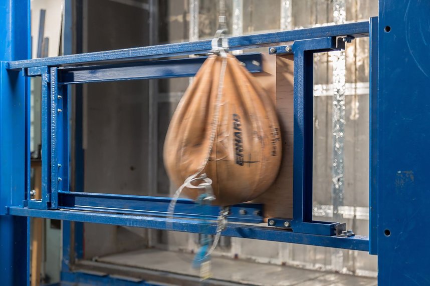 Ein Sandsack simuliert den Einbruch mit Schulterkraft.