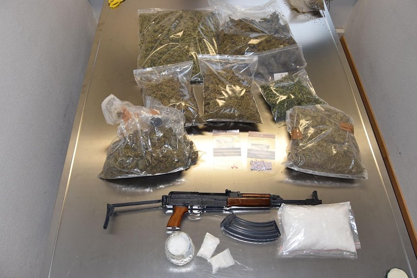 Sichergestellte Drogen und Waffen