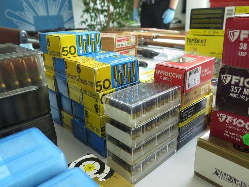 Pr&auml;sentation der sichergestellten Waffen und Munition