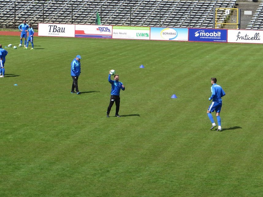 Vor und nach dem Spiel gegen den BAK