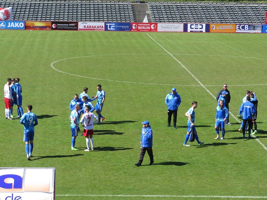 Vor und nach dem Spiel gegen den BAK