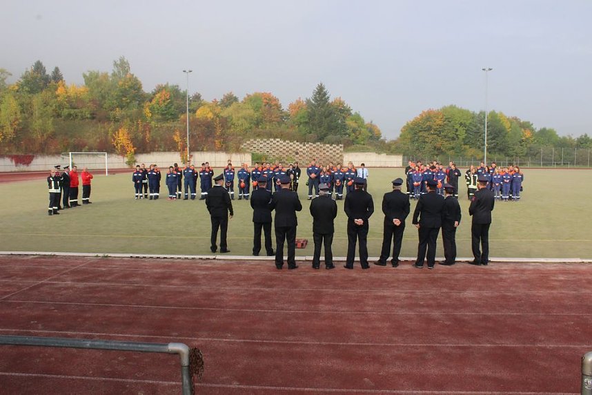 Leistungsspange von jungen Feuerwehrleuten erk&auml;mpft
