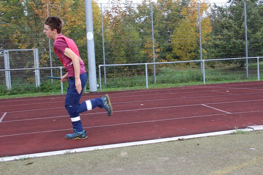 Leistungsspange von jungen Feuerwehrleuten erk&auml;mpft