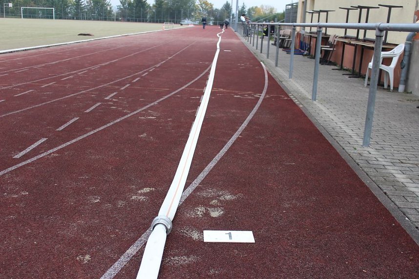 Leistungsspange von jungen Feuerwehrleuten erk&auml;mpft