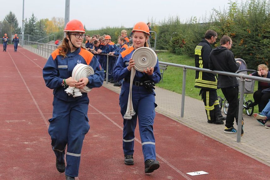 Leistungsspange von jungen Feuerwehrleuten erk&auml;mpft