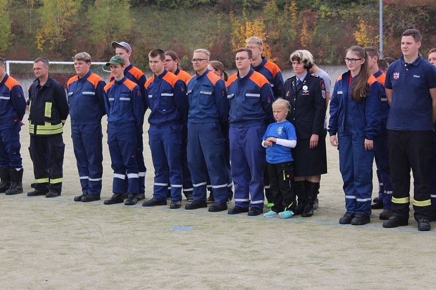 Leistungsspange von jungen Feuerwehrleuten erk&auml;mpft