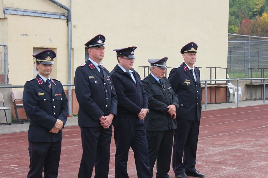 Leistungsspange von jungen Feuerwehrleuten erk&auml;mpft