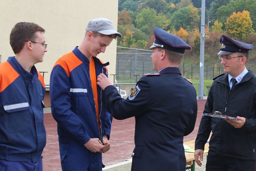 Leistungsspange von jungen Feuerwehrleuten erk&auml;mpft