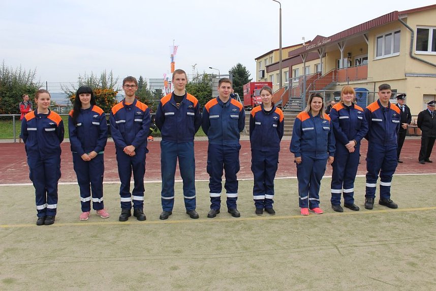 Leistungsspange von jungen Feuerwehrleuten erk&auml;mpft
