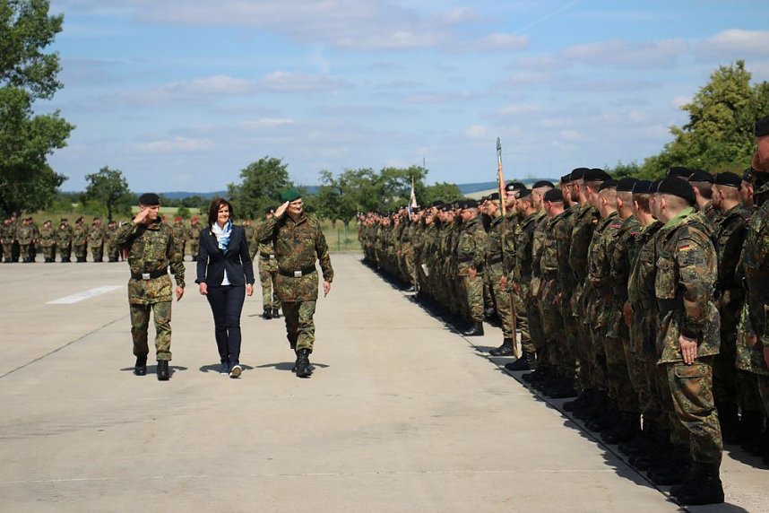 Einheiten der Bundeswehr verabschiedet