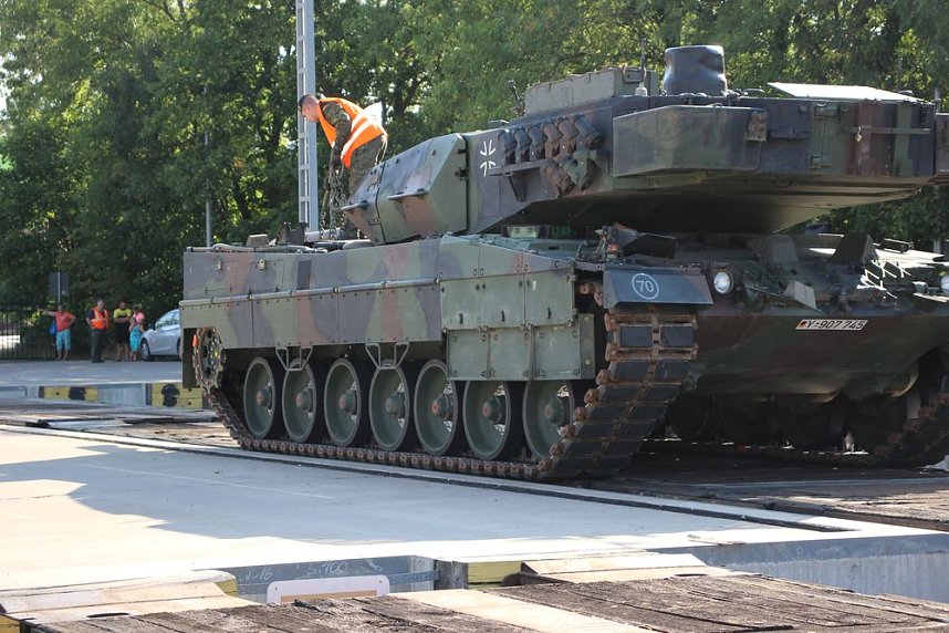 Panzer in Richtung Litauen verladen